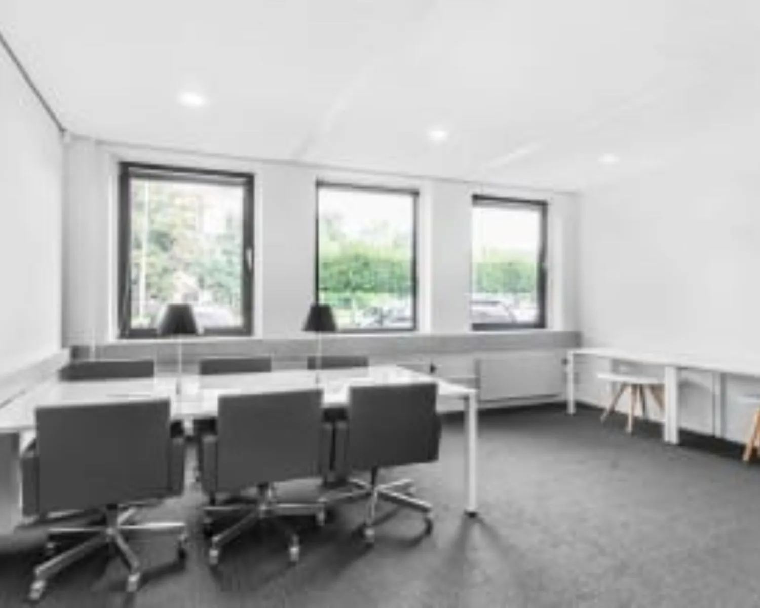 Moderne, lichte kantoorruimte met vergadertafel en bureaus aan de Paterswoldseweg 806.