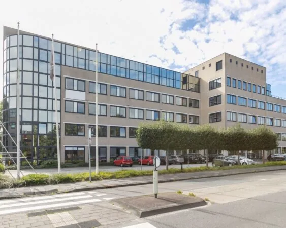 Modern kantoorgebouw aan de Paterswoldseweg 806-8 met grote ramen en parkeergelegenheid voor de deur.