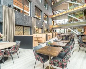 Moderne en licht ingerichte kantoorruimte met zithoeken, bloemenprints en meerdere verdiepingen aan de Professor W.H. Keesomlaan 12.