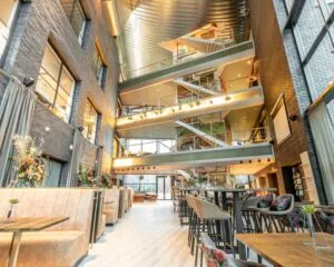 Moderne, lichte kantoorruimte met hoge plafonds, meerdere verdiepingen en een open zitgedeelte aan de Professor W.H. Keesomlaan 12.