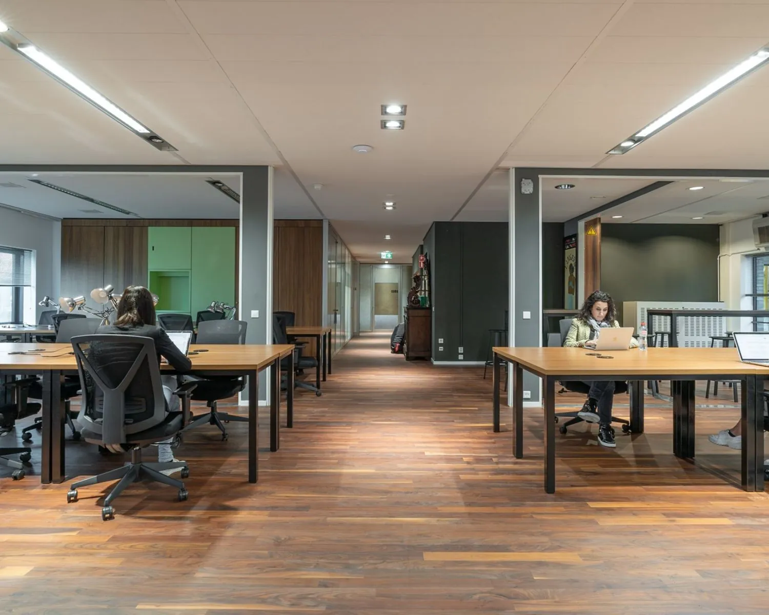 Moderne gedeelde kantoorruimte met houten vloer en werkplekken aan de Professor W.H. Keesomlaan 12.