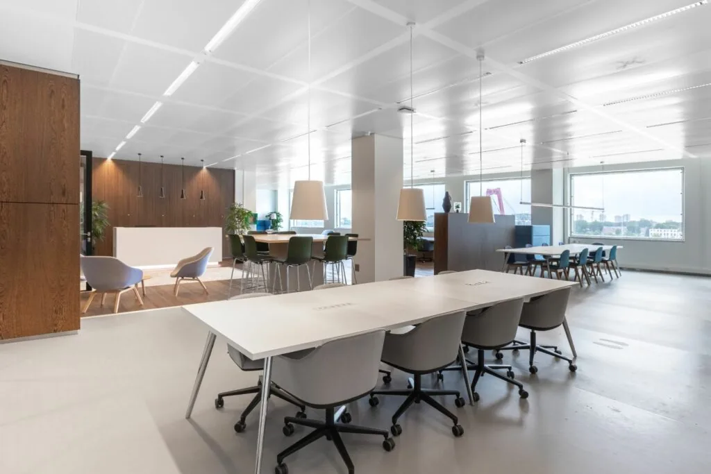 Moderne, lichte kantoorruimte met verschillende zit- en werkplekken aan de Boompjes 40 in Rotterdam.