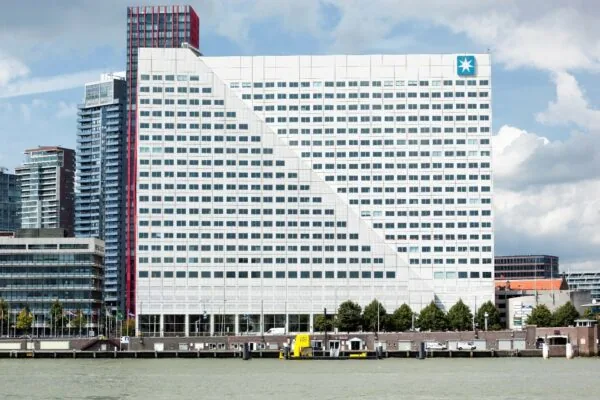 Wit kantoorgebouw aan de Boompjes 40 in Rotterdam met een opvallend diagonaal patroon op de gevel, gezien vanaf de kade.