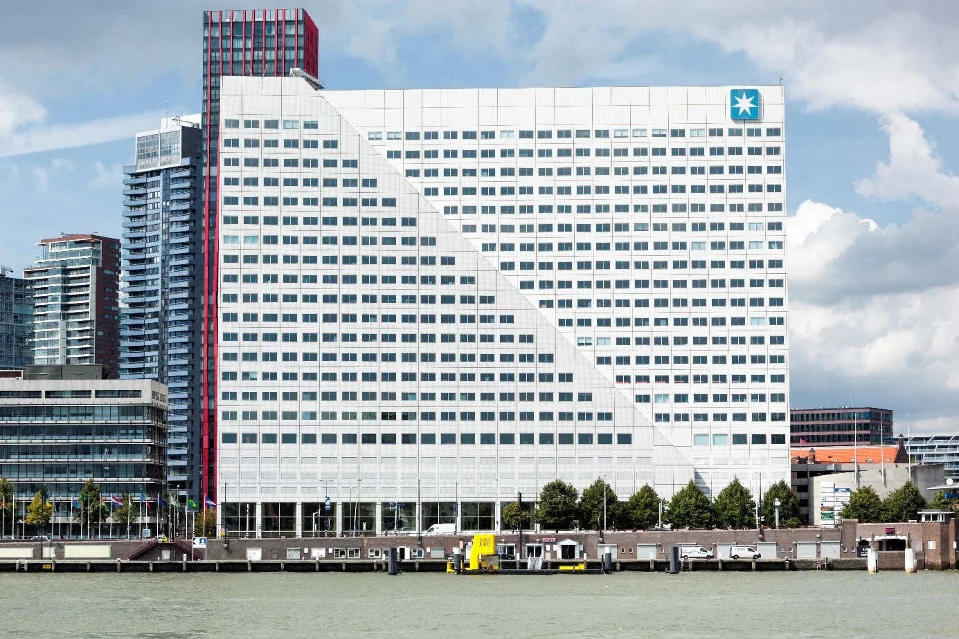 Wit kantoorgebouw aan de Boompjes 40 in Rotterdam met een opvallend diagonaal patroon op de gevel, gezien vanaf de kade.