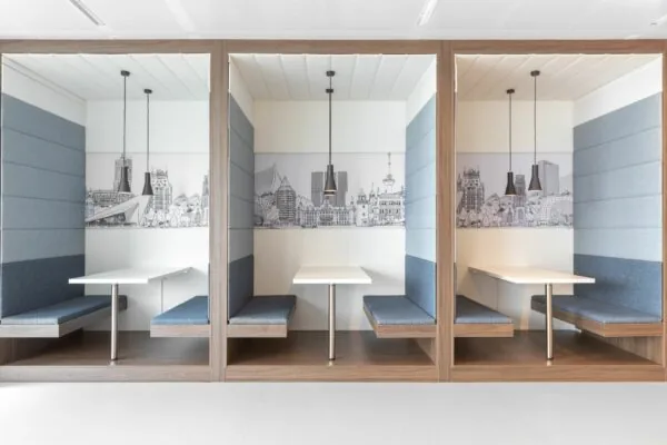 Moderne kantoorruimte met drie gestoffeerde zitnissen en wandschilderingen van de skyline van Rotterdam, Boompjes 40.