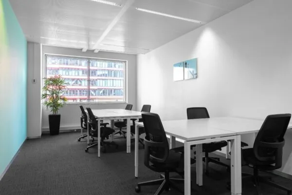 Moderne kantoorruimte met bureaus en bureaustoelen in Boompjes 40, Rotterdam.