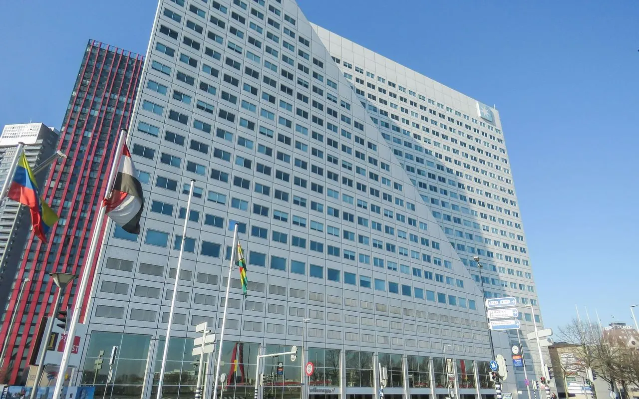 Moderne kantoortoren aan de Boompjes 40 in Rotterdam met kenmerkende schuine gevel.