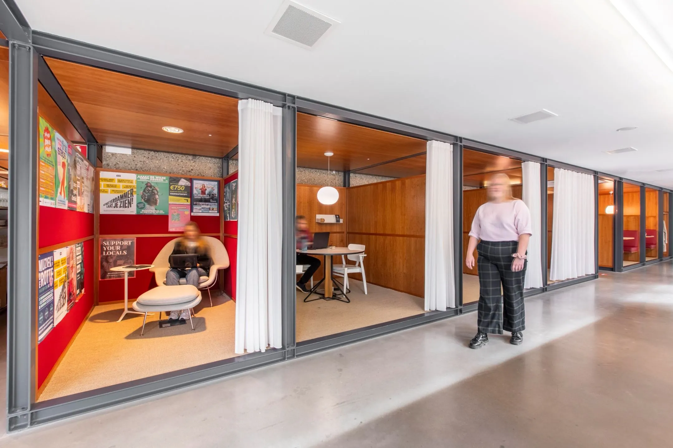 Moderne kantoorunits met glazen wanden en houten interieur aan Hofplein 20 in Rotterdam.