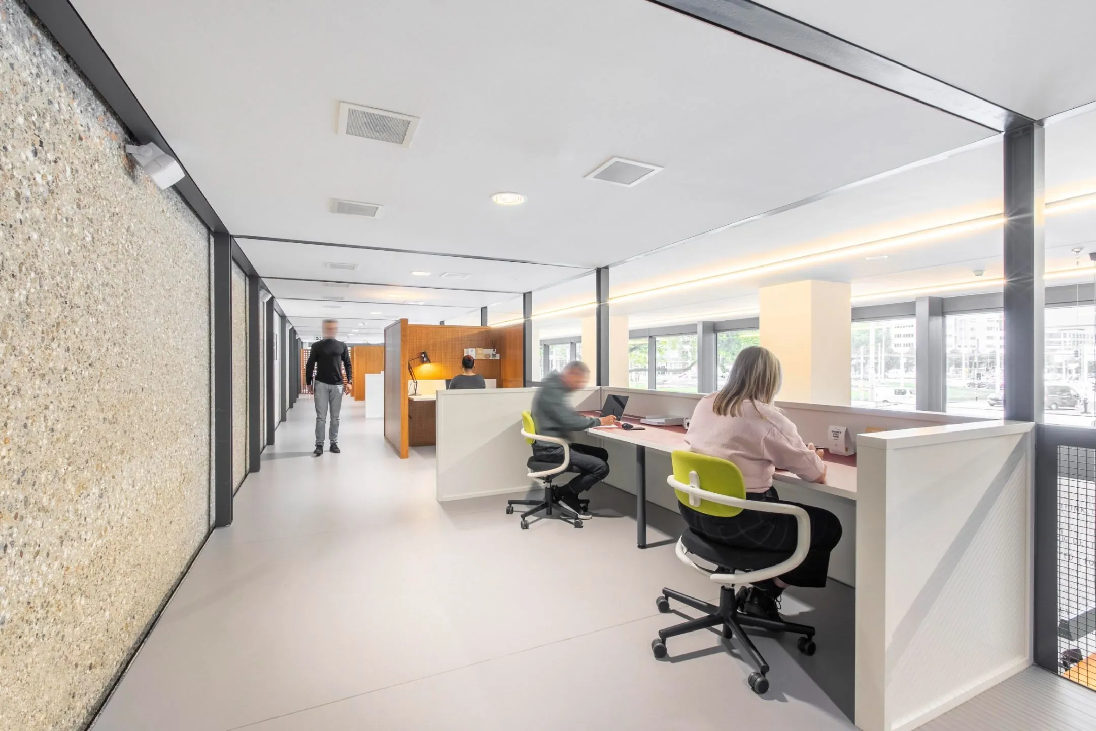 Moderne kantoorruimte met werkplekken en grote ramen aan het Hofplein 20 in Rotterdam.