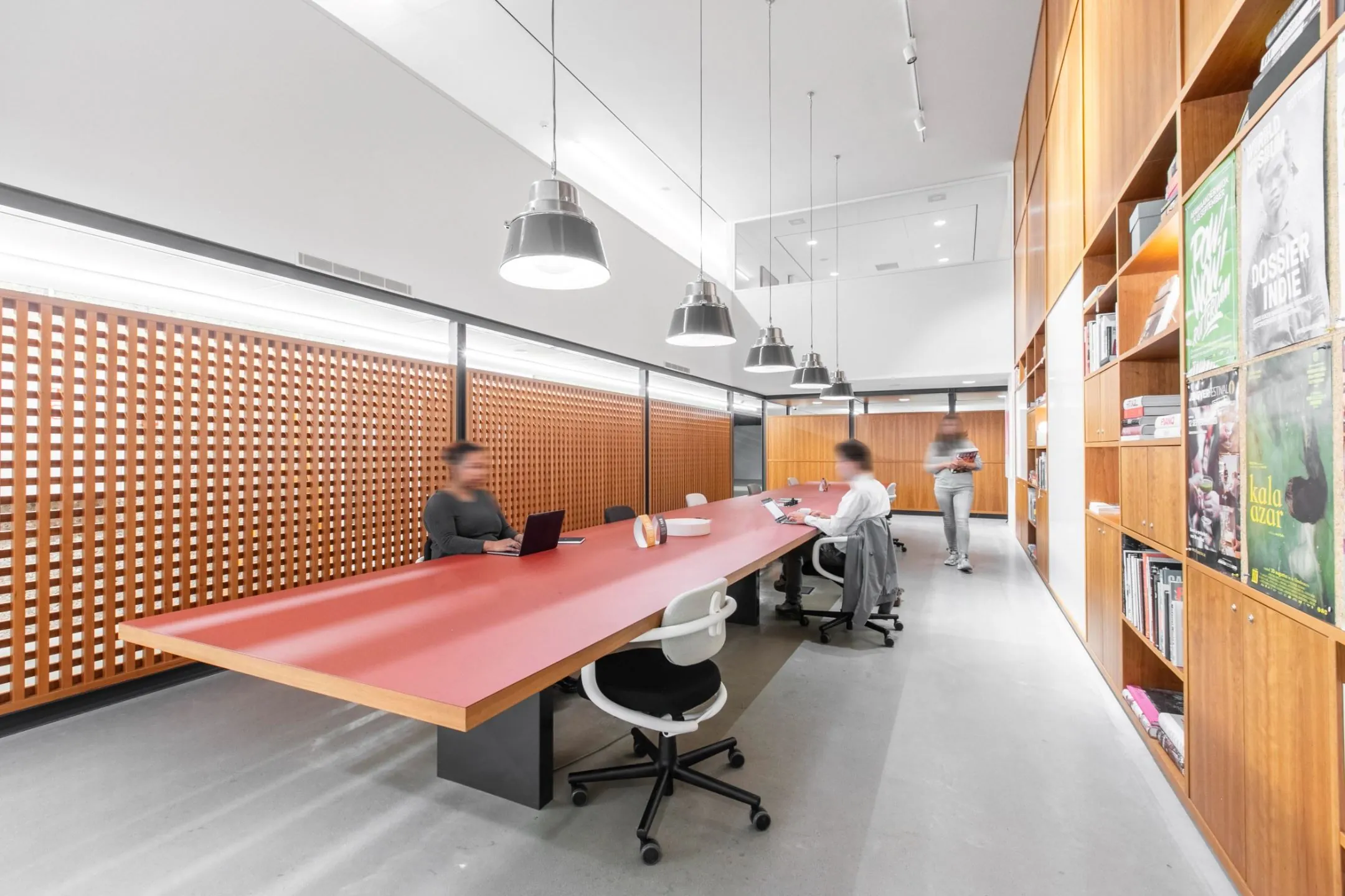 Moderne gedeelde kantoorruimte met lange werktafel en houten inrichting in Rotterdam Hofplein 20.