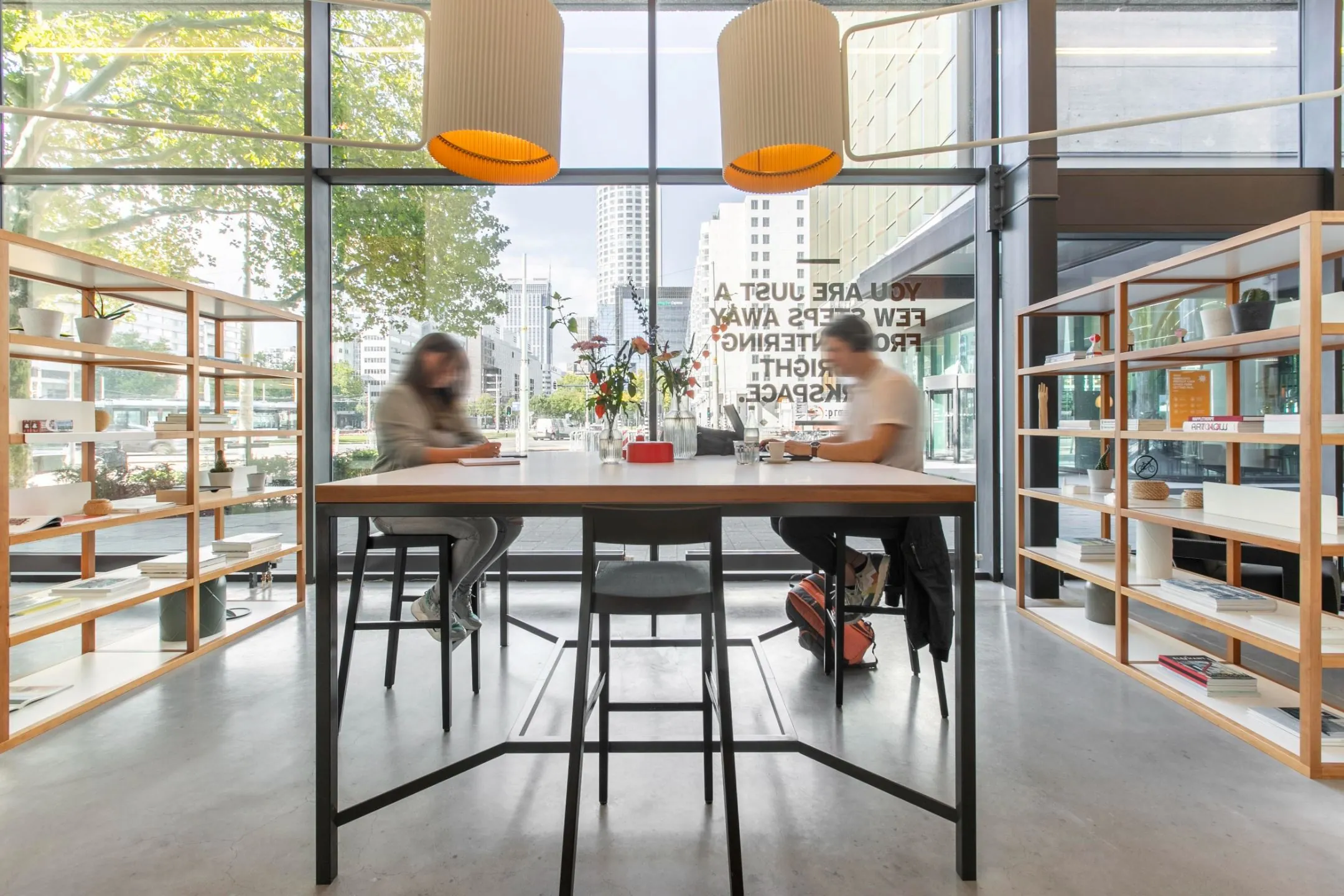 Moderne gemeenschappelijke werkruimte met grote ramen in kantoor aan Rotterdam Hofplein 20.