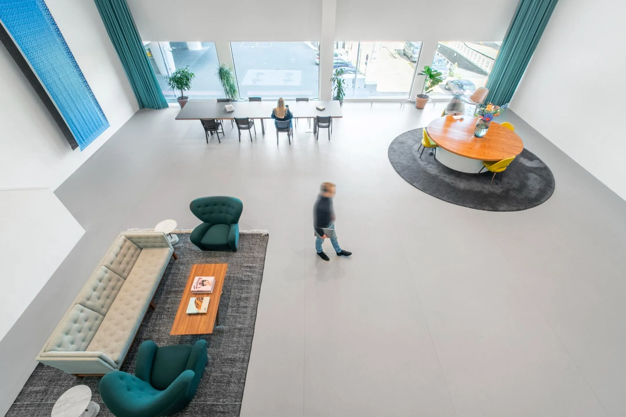 Moderne, lichte kantoorruimte met zithoek, vergadertafel en uitzicht op Rotterdam Hofplein 20.