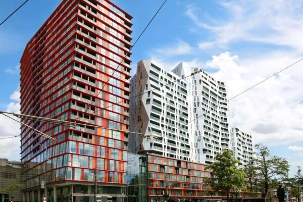 Moderne kantoorgebouwen aan het Kruisplein 480 in Rotterdam met opvallende rood-witte architectuur.
