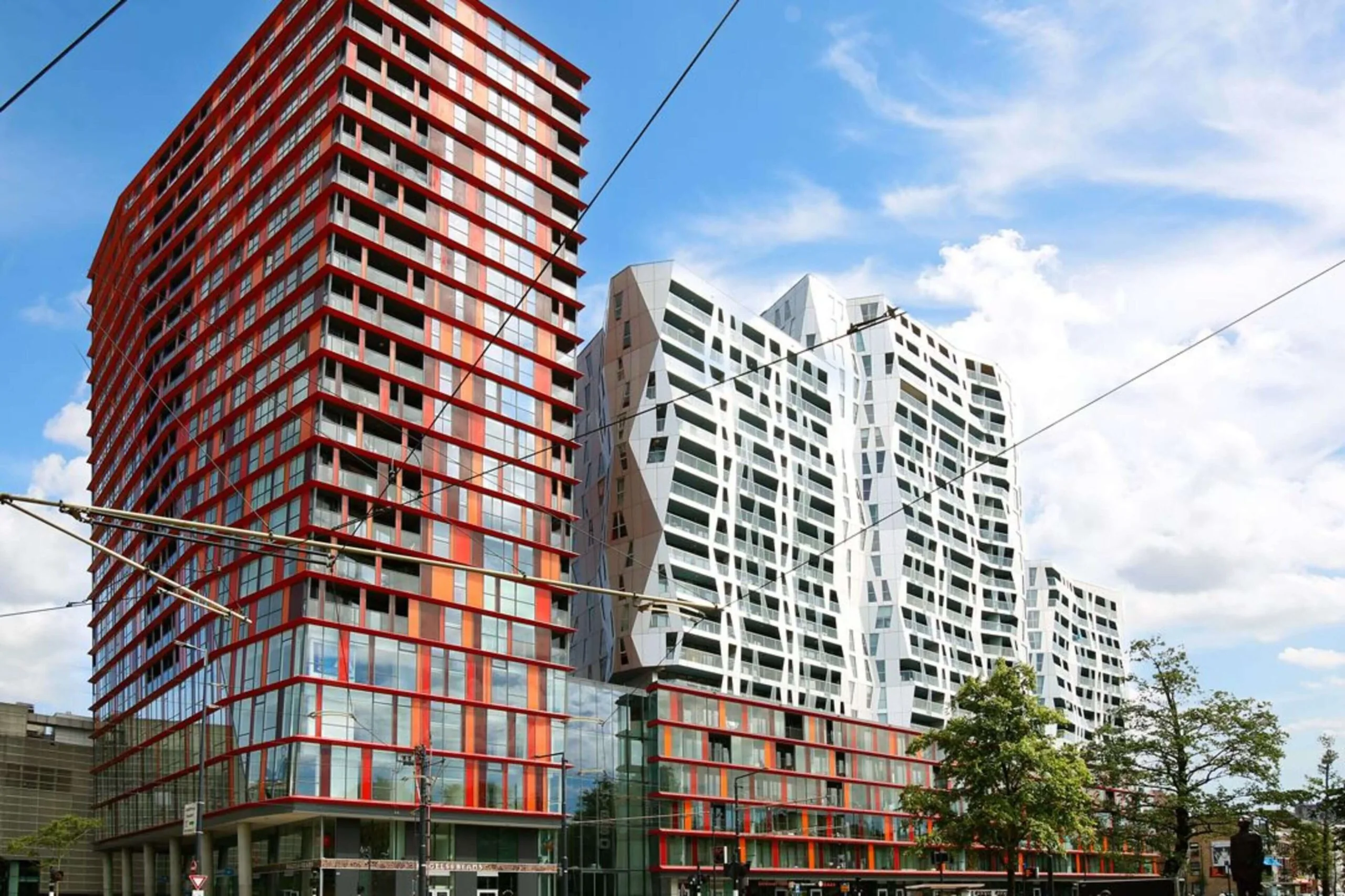 Moderne kantoorgebouwen aan het Kruisplein 480 in Rotterdam met opvallende rood-witte architectuur.