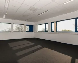 Lichte, lege kantoorruimte met grote ramen aan de Capronilaan in Schiphol-Rijk.
