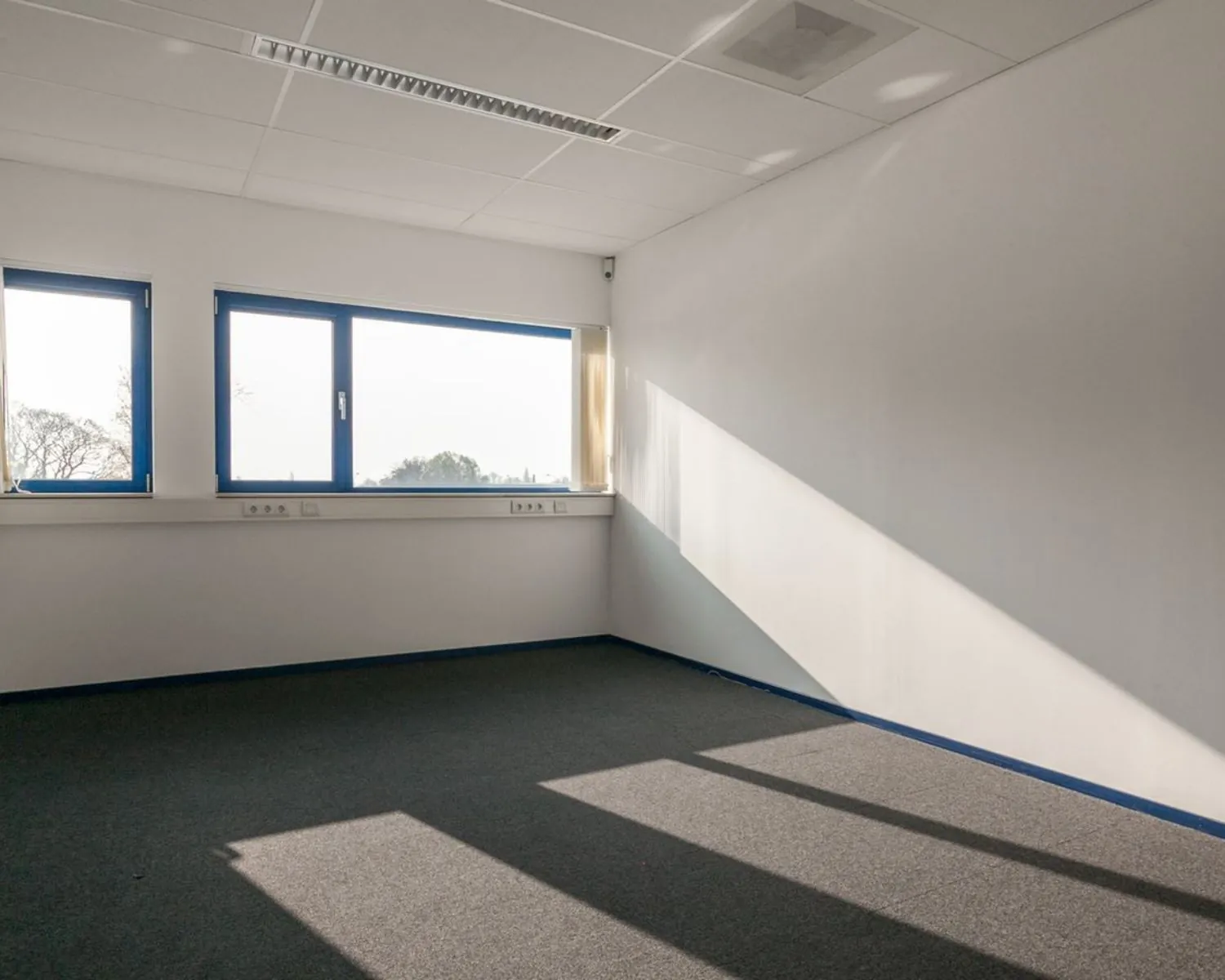 Lichte, lege kantoorruimte met drie ramen aan de Capronilaan 12-20 in Schiphol-Rijk.
