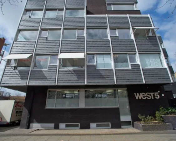 Voorgevel van het kantoorgebouw aan de Slotermeerlaan 67 met het opschrift "WEST 5".