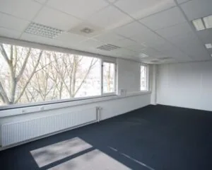 Lichte, lege kantoorruimte met systeemplafond en grote ramen aan de Slotermeerlaan 67-4.