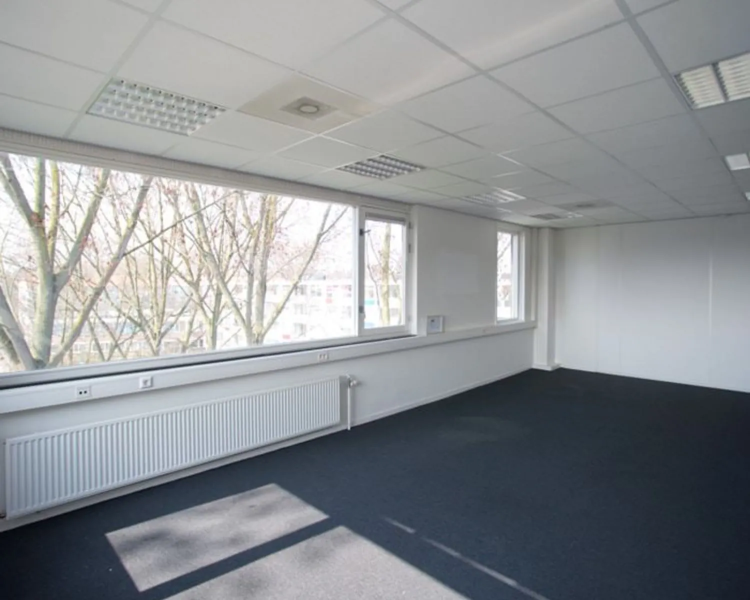 Lichte, lege kantoorruimte met systeemplafond en grote ramen aan de Slotermeerlaan 67-4.