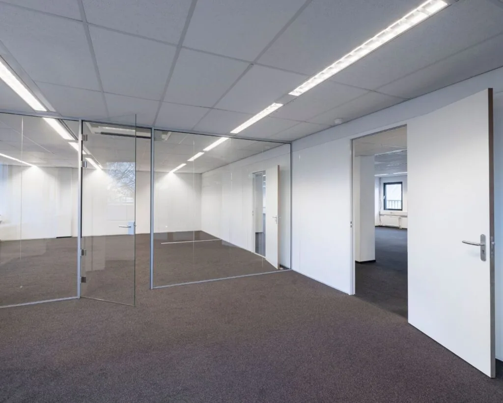 Moderne, lichte kantoorruimte met glazen wanden aan de Stephensonweg 6-8.