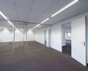 Moderne, lichte kantoorruimte met glazen wanden aan de Stephensonweg 6-8.