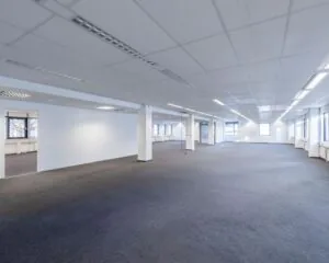 Ruime, lichte kantoorruimte te huur aan de Stephensonweg 6-8 met grote ramen en systeemplafond.