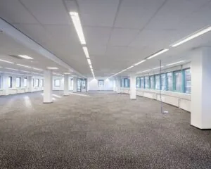 Lichte, ruime kantoorruimte te huur aan de Stephensonweg met grote ramen en systeemplafond.