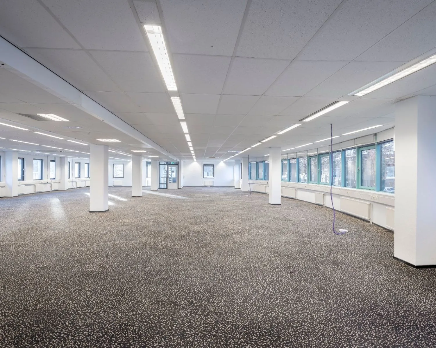 Lichte, ruime kantoorruimte te huur aan de Stephensonweg met grote ramen en systeemplafond.