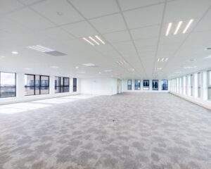 Ruime, lichte kantoorruimte met tapijtvloer en grote ramen aan de Tupolevlaan 2-24.