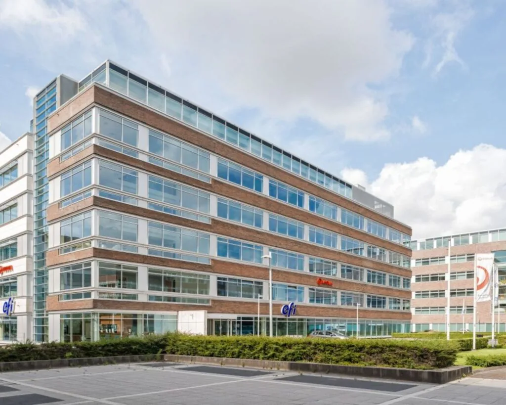 Modern kantoorgebouw aan de Tupolevlaan 73 met grote ramen en meerdere verdiepingen, gelegen op een bedrijventerrein.