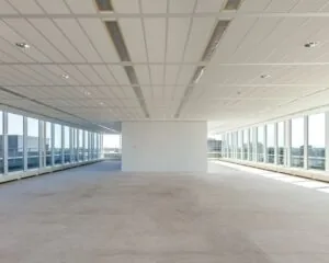 Lichte, moderne kantoorruimte te huur aan de Tupolevlaan 73 met grote ramen en een open indeling.