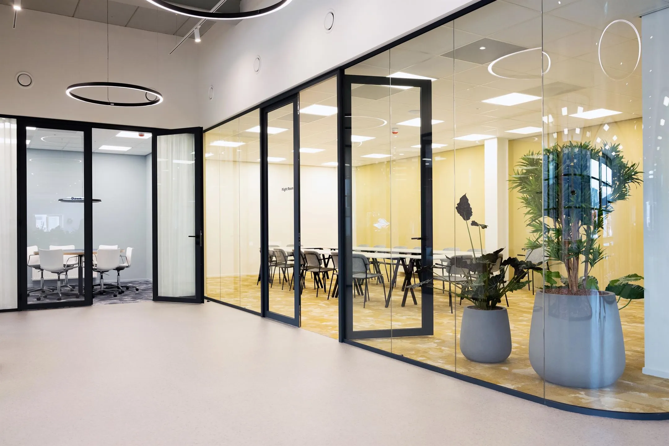 Moderne kantoorruimte met vergaderzalen en glazen wanden aan de Atoomweg 50 in Utrecht.