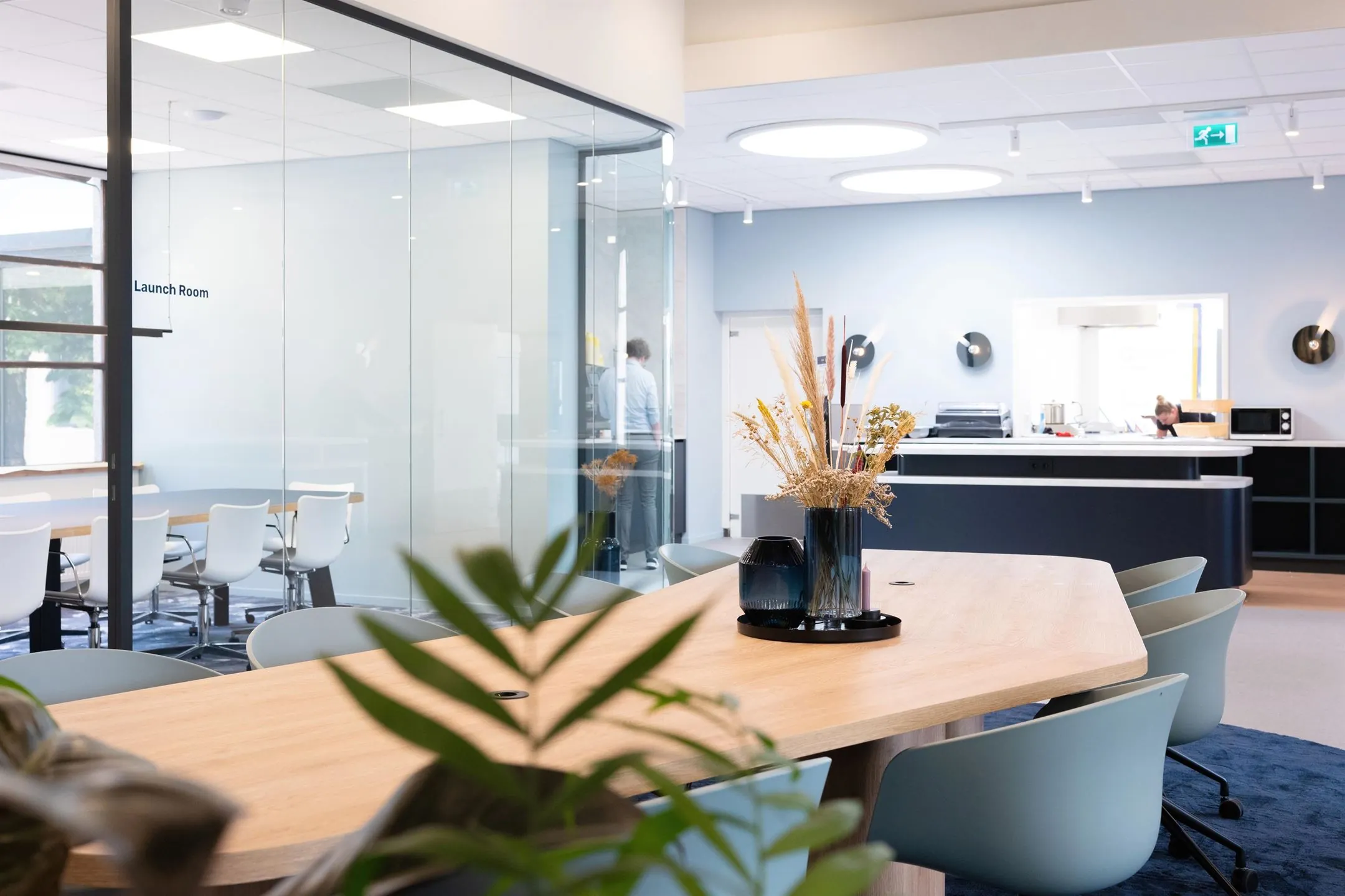 Moderne kantoorruimte aan de Atoomweg 50 in Utrecht met glazen vergaderruimte, open keuken en stijlvolle inrichting.