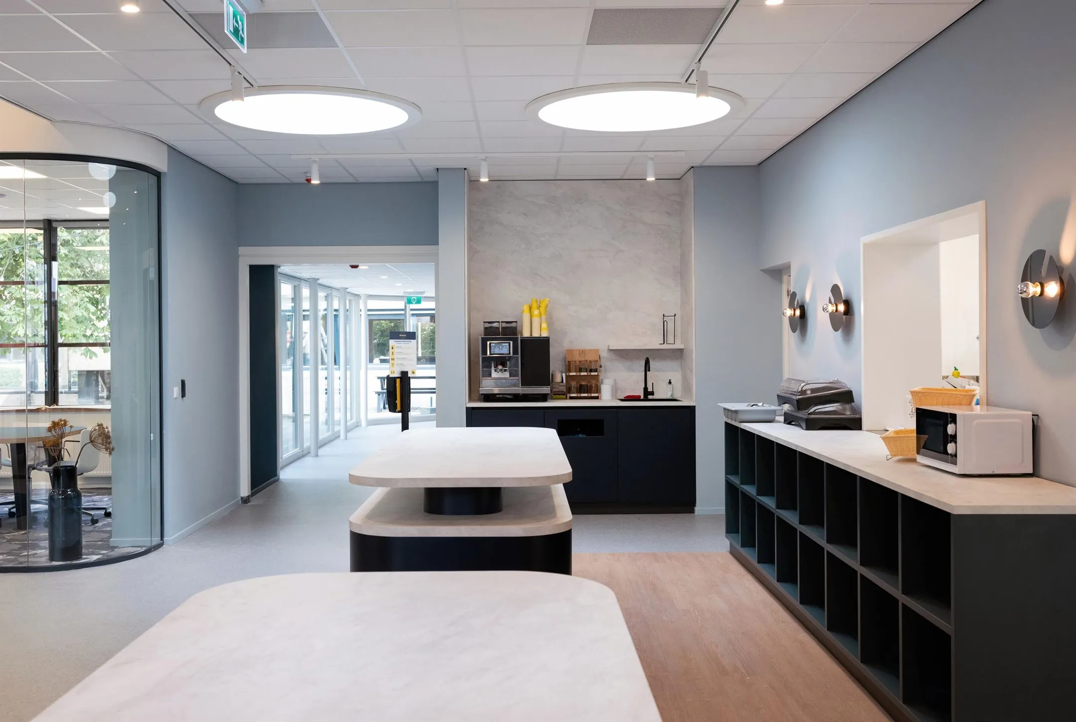 Moderne gezamenlijke pantry en loungehoek in een kantoorruimte aan de Atoomweg 50 in Utrecht.