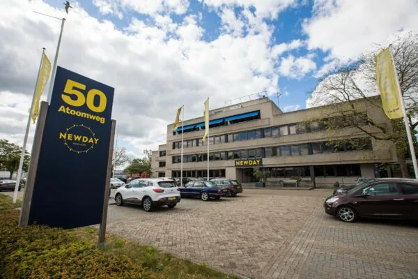 Zakelijk kantoorgebouw aan de Atoomweg 50 in Utrecht met parkeergelegenheid en Newday Offices bewegwijzering.