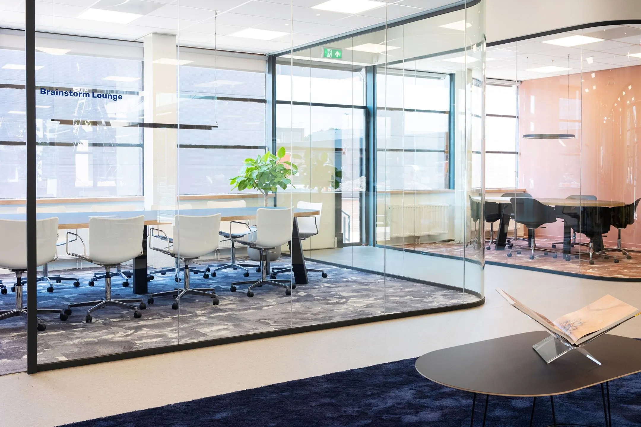 Moderne kantoorruimte met glazen vergaderruimtes en strak interieur aan de Atoomweg 50 in Utrecht.