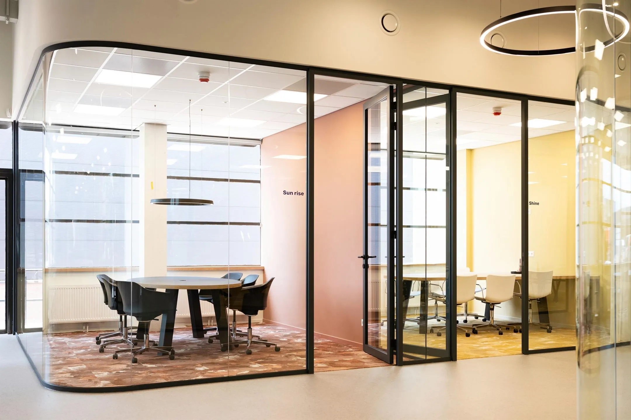 Moderne kantoorruimte met glazen wanden en vergaderruimtes, gelegen aan de Atoomweg 50 in Utrecht.