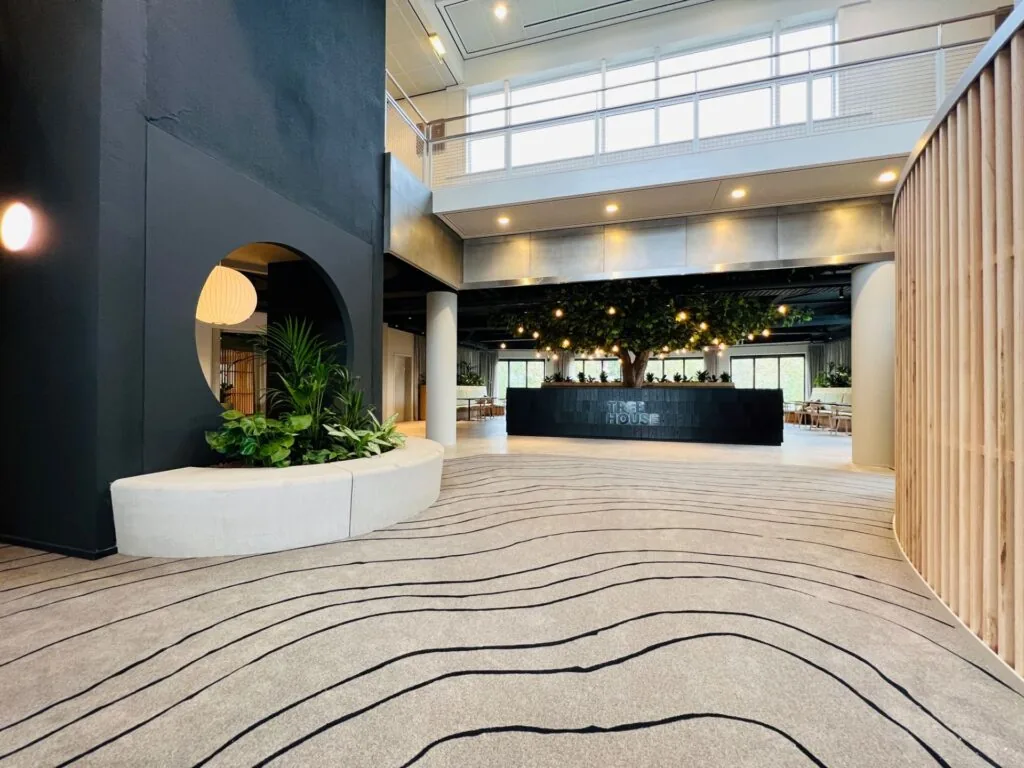 Moderne, open kantoorruimte met stijlvolle inrichting en veel groen in Varrolaan 100, Utrecht.