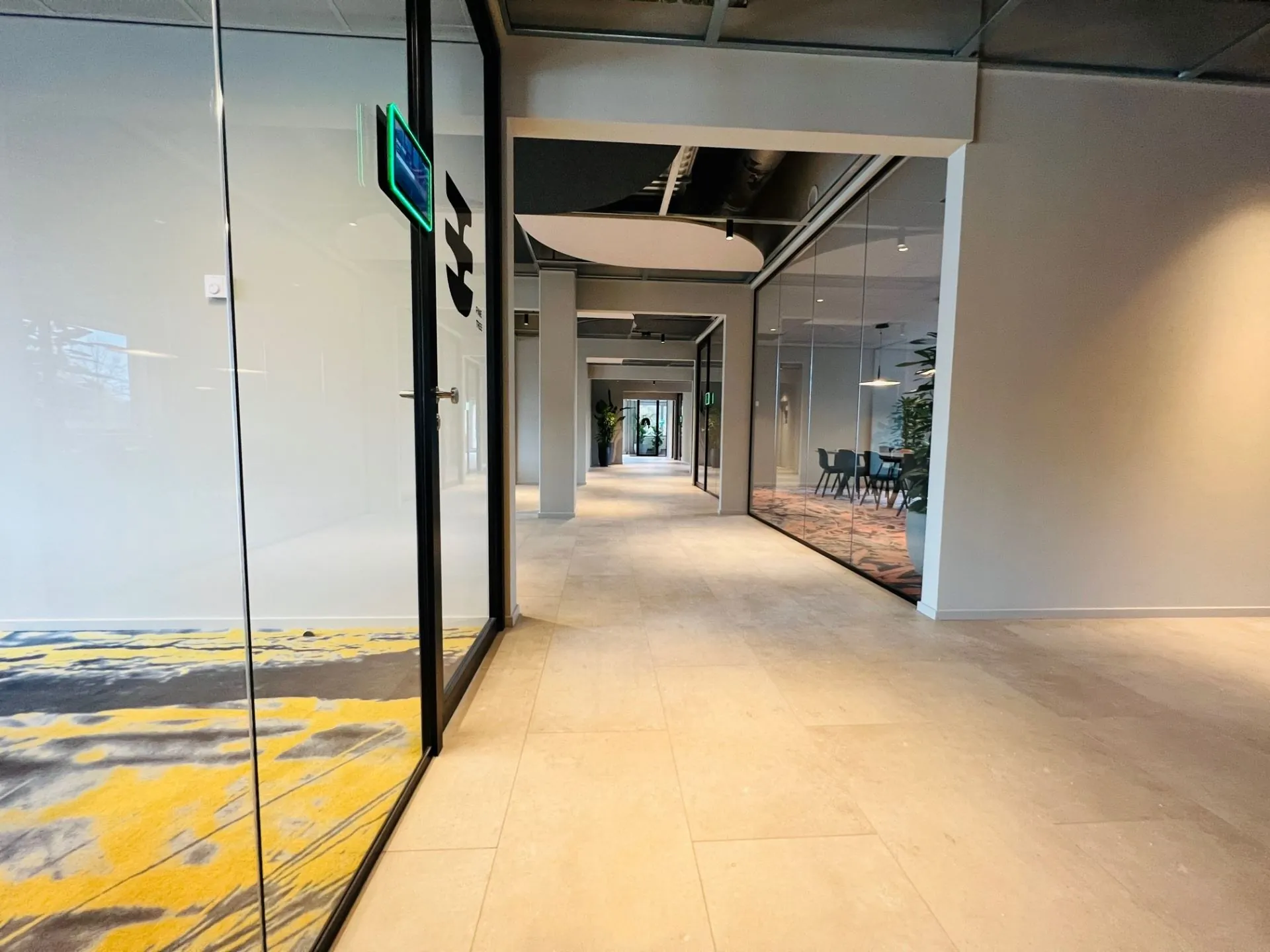 Moderne kantoorruimte met glazen wanden en vergaderruimtes aan de Varrolaan 100 in Utrecht.