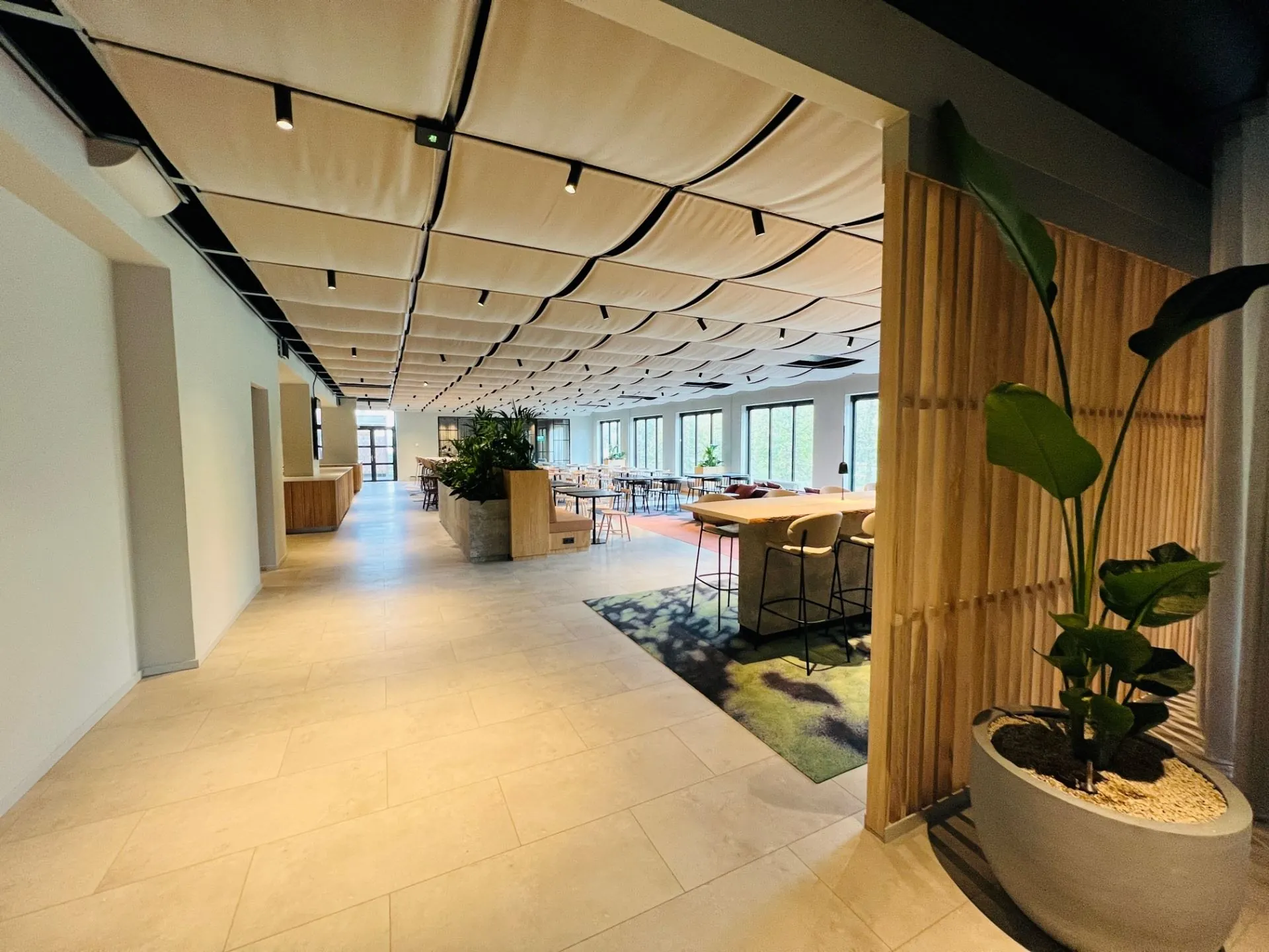 Moderne, lichte kantoorruimte met stijlvolle inrichting aan de Varrolaan 100 in Utrecht.