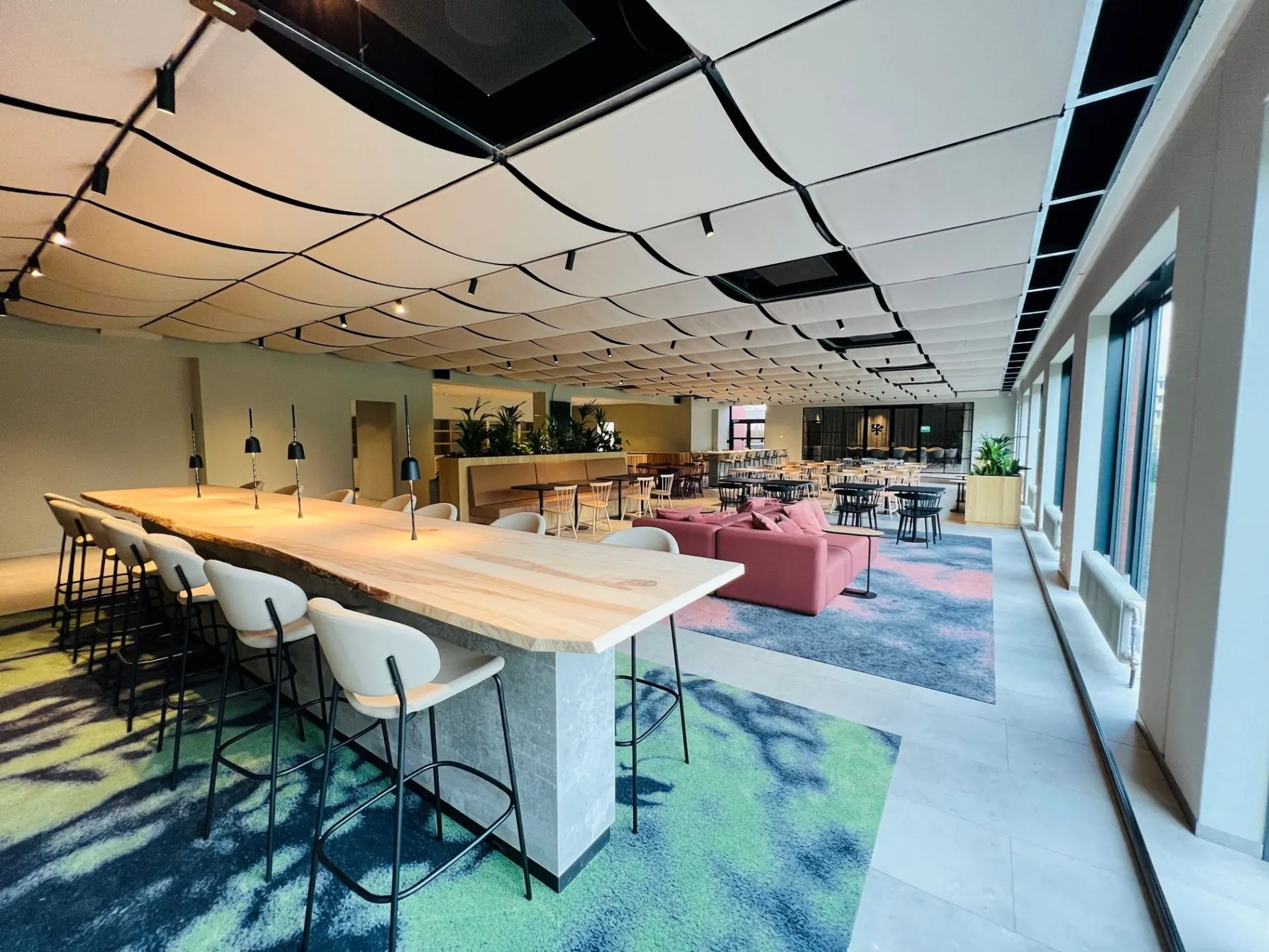 Moderne, ruime kantoorruimte met flexplekken, zithoeken en grote raampartijen aan de Varrolaan 100 in Utrecht.