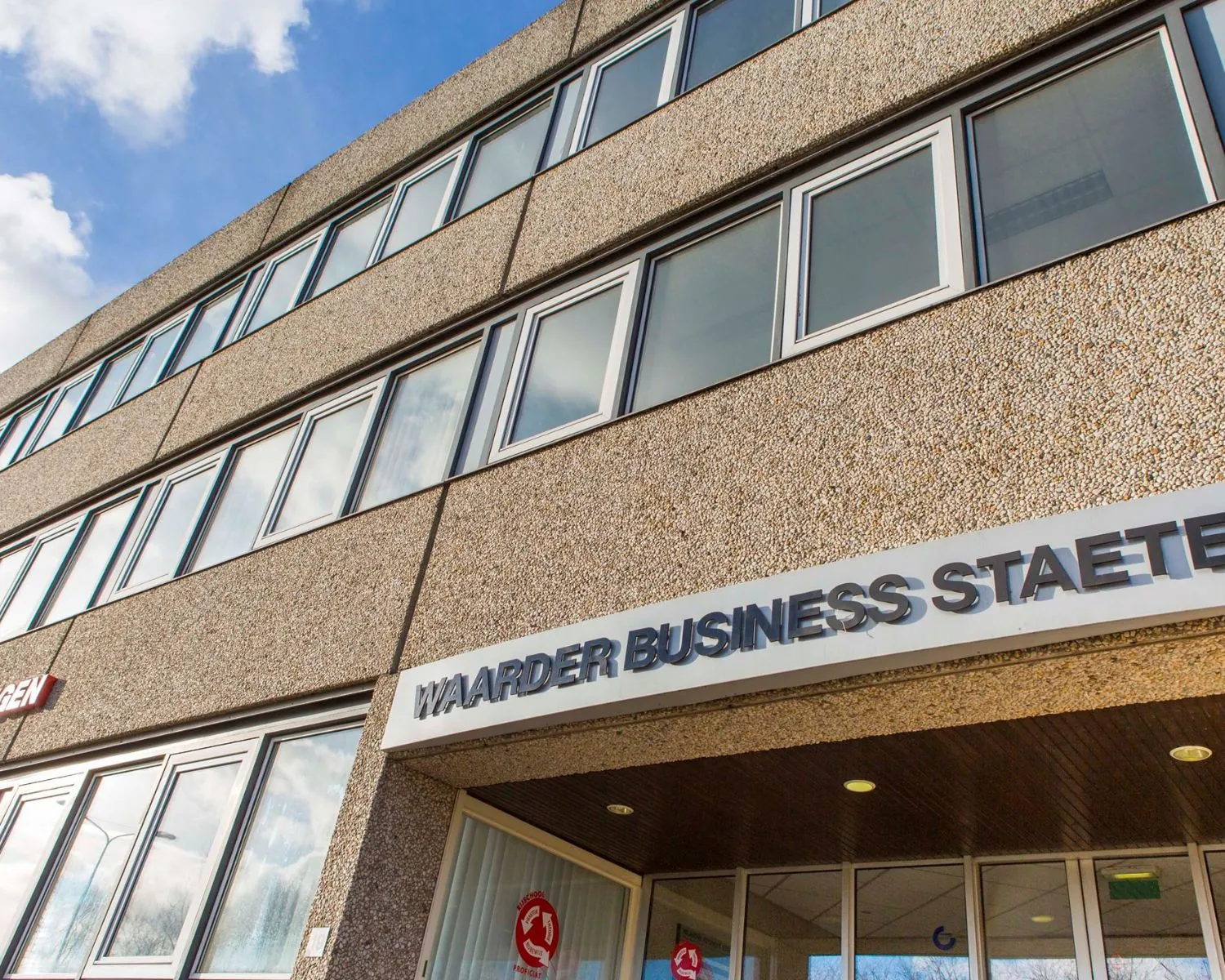 Voorgevel van het kantoorpand "Waarder Business Staete" aan de Waarderweg 19 te huur.