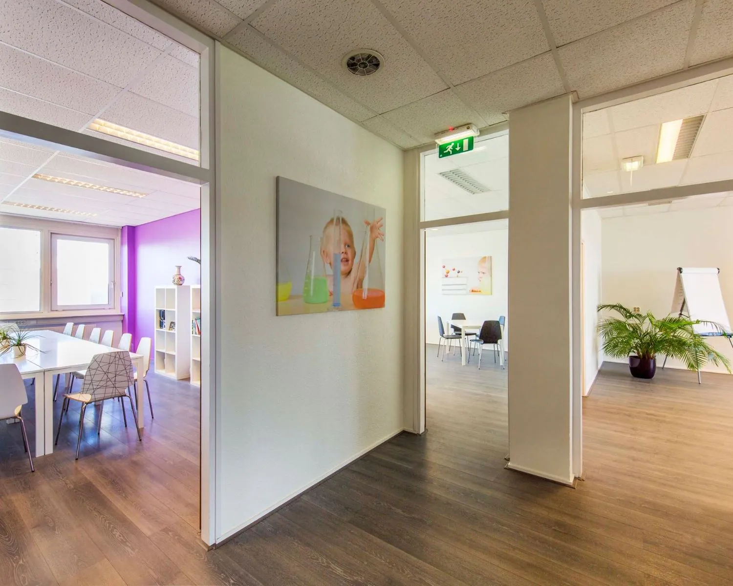Moderne kantoorruimte aan de Waarderweg 19-3 met vergaderruimtes, kleurrijke accenten en houten vloer.