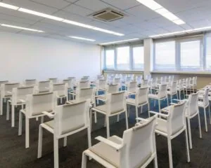 Moderne vergaderruimte met rijen witte stoelen aan de Waarderweg 19.