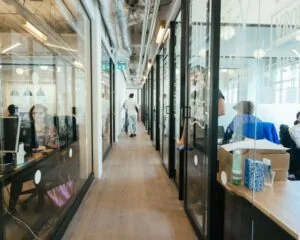 Moderne kantoorruimte met glazen vergaderruimtes en werkplekken aan de Weteringschans 165.