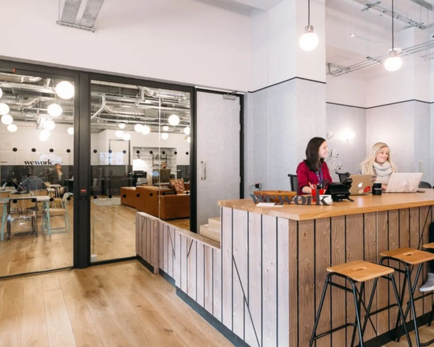 Moderne kantoorruimte aan de Weteringschans 165 met receptiebalie en werkplekken bij WeWork.