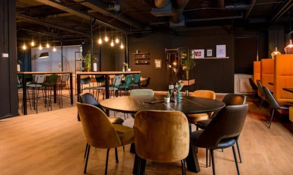 Moderne, sfeervol ingerichte kantoorruimte met diverse zitgelegenheden aan de Heerbaan 14 in Breda.