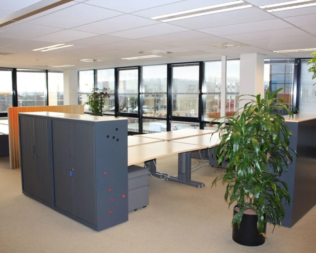 Moderne kantoorruimte met bureaus, kasten en grote ramen aan de Elisabethhof 21-23.
