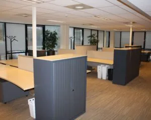 Moderne, open kantoorruimte met meerdere werkplekken en kasten in het gebouw aan Elisabethhof 21-23.