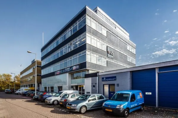 Modern bedrijfsverzamelgebouw met parkeergelegenheid aan de Ellermansstraat 12 in Amsterdam.